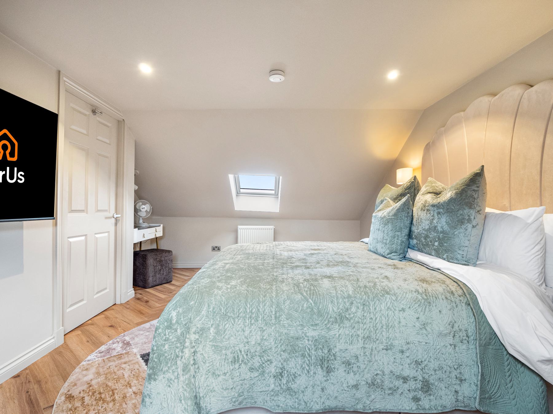Estate agent photography Glasgow, bedroom with wall-mounted television