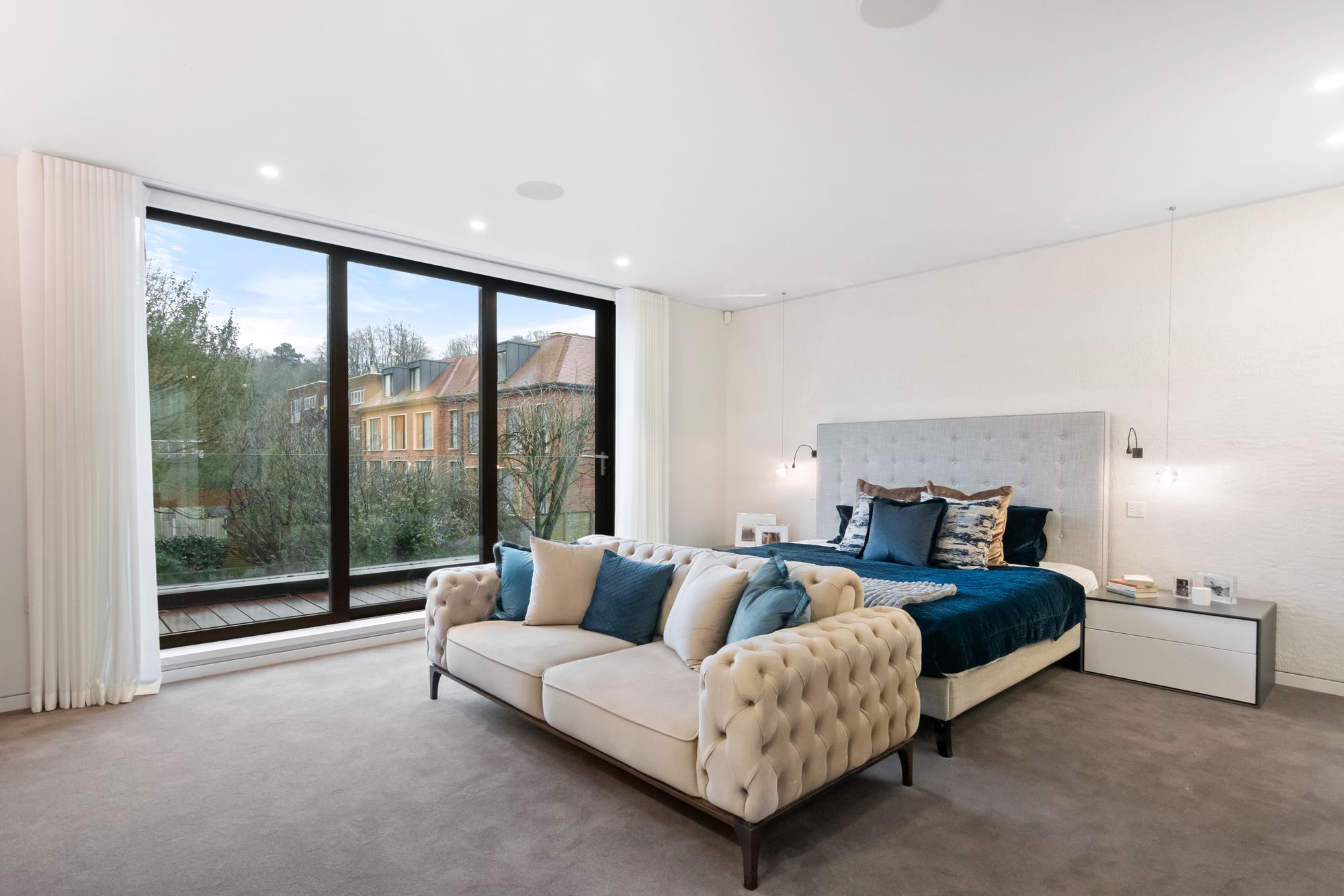 Bedroom with floor-to-ceiling glazing onto garden